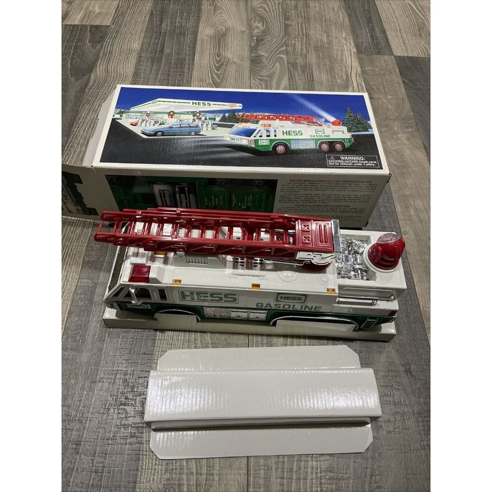 1996 HESS TOY EMERGENCY TRUCK W/SIREN, HORN & LIGHTS NEW in BOX